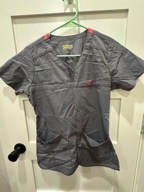 Women’s WonderWink WonderFLEX Gray Medical Scrub Top with Pink Accents XS